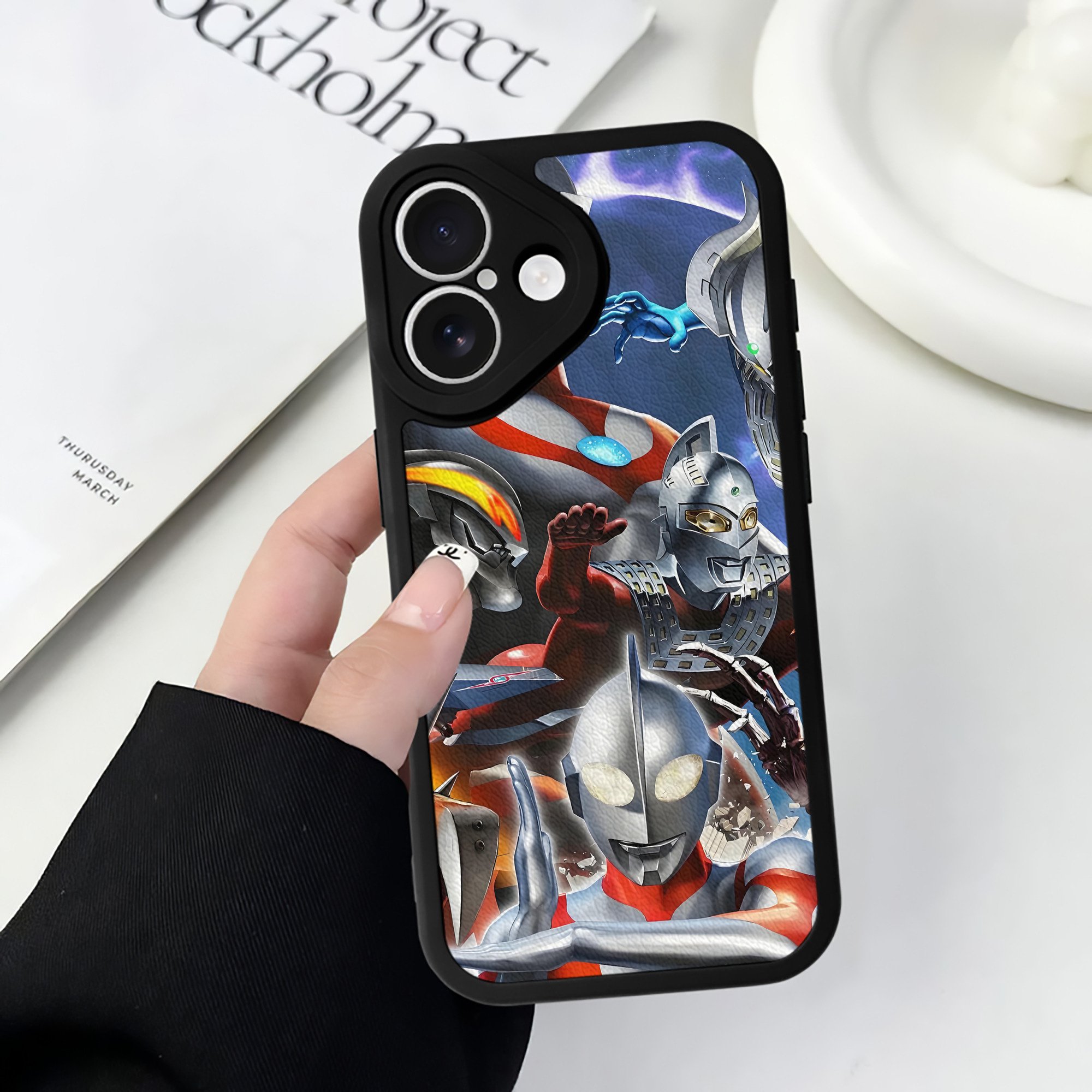 （画像用） ウルトラマン Ultraman 【iPhone 16シリーズ対応】シリコンスマホケース（レザー調） 材質：シリコン